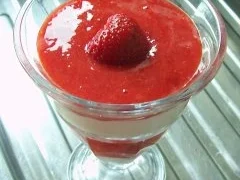 Rezept: Dessert: Mascarpone-Creme mit Erdbeeren-Püree Bild Nr. 2 Dessert: Mascarpone-Creme mit Erdbeeren-Püree - Rezept - Bild Nr. 2