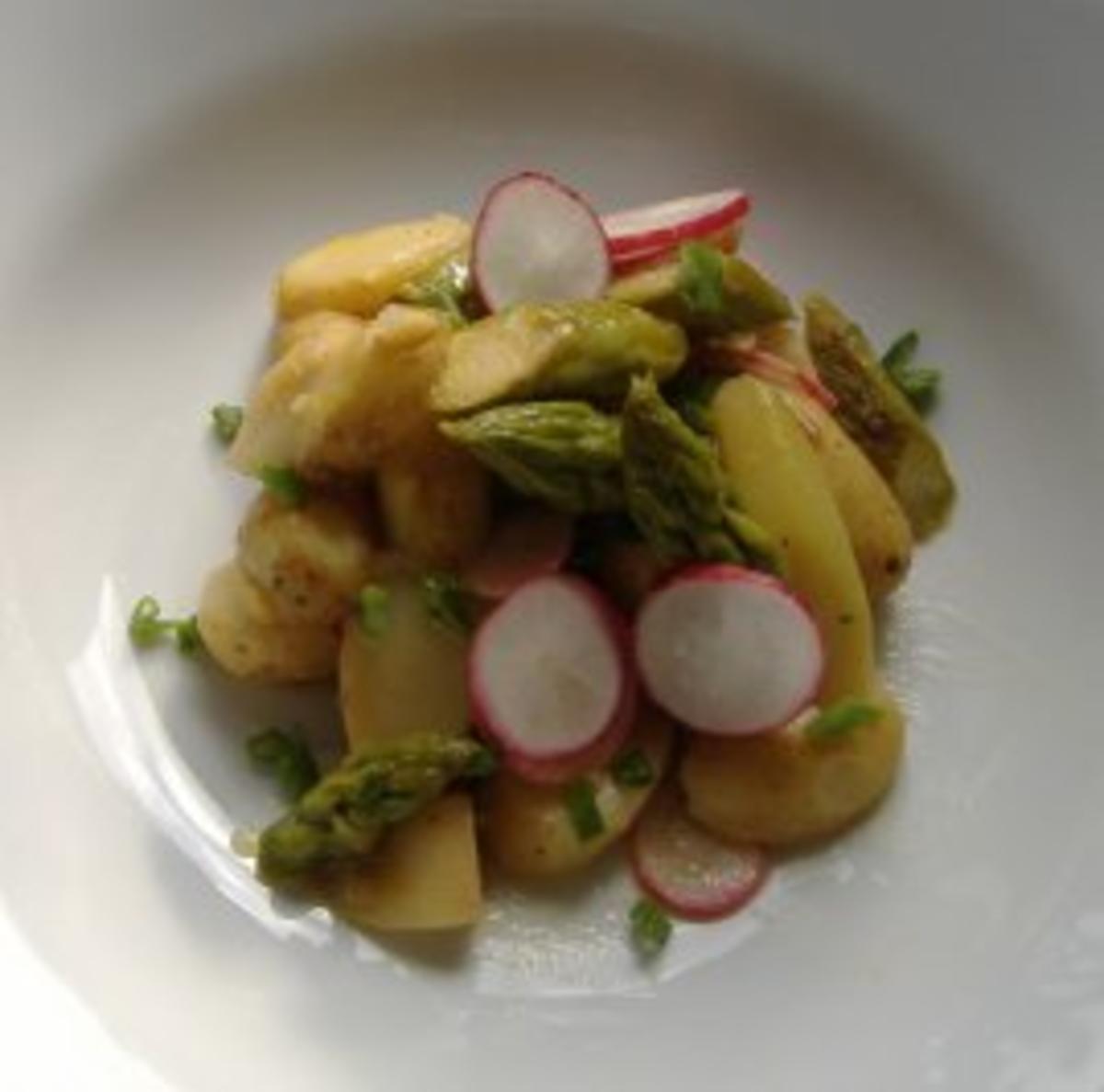 Frühlingssalat von grünen und gebratenem Spargel und neuen Kartoffeln - Rezept