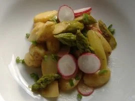 Frühlingssalat von grünen und gebratenem Spargel und neuen Kartoffeln - Rezept