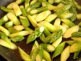 Frühlingssalat von grünen und gebratenem Spargel und neuen Kartoffeln - Rezept - Bild Nr. 2