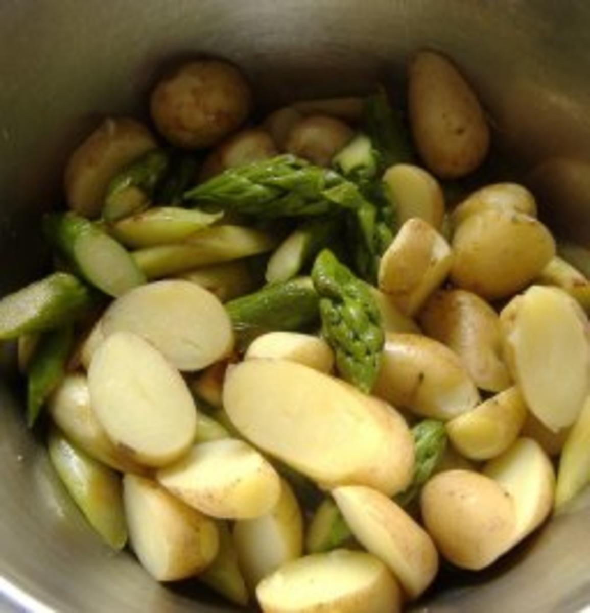 Frühlingssalat von grünen und gebratenem Spargel und neuen Kartoffeln - Rezept - Bild Nr. 3