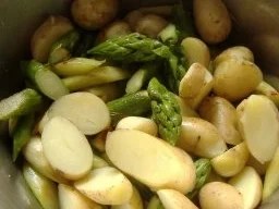 Frühlingssalat von grünen und gebratenem Spargel und neuen Kartoffeln - Rezept - Bild Nr. 3