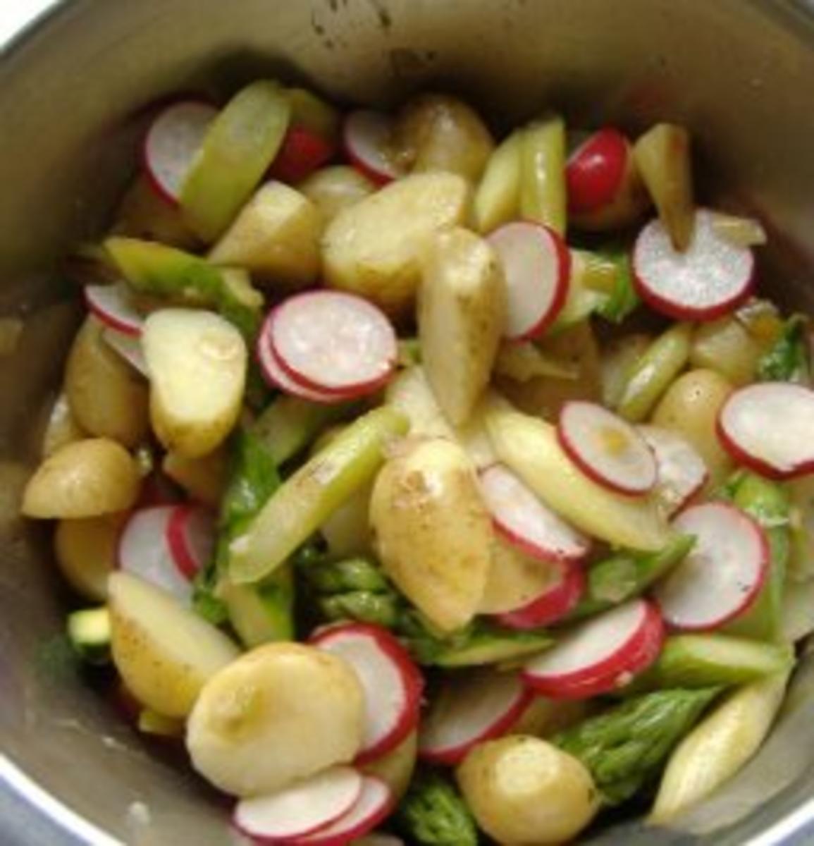 Frühlingssalat von grünen und gebratenem Spargel und neuen Kartoffeln - Rezept - Bild Nr. 5