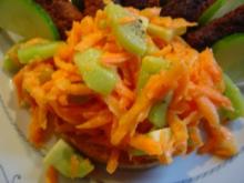 Möhren-Kiwi-Salat auf Zwieback mit Cavapcici - Rezept