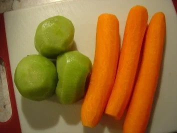 Rezept: Möhren-Kiwi-Salat auf Zwieback mit Cavapcici Bild Nr. 3 Möhren-Kiwi-Salat auf Zwieback mit Cavapcici - Rezept - Bild Nr. 3