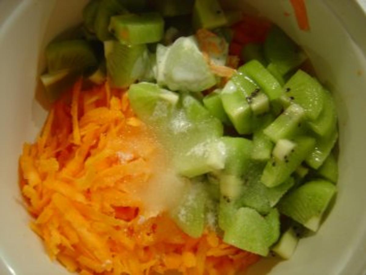 Möhren-Kiwi-Salat auf Zwieback mit Cavapcici - Rezept - Bild Nr. 4