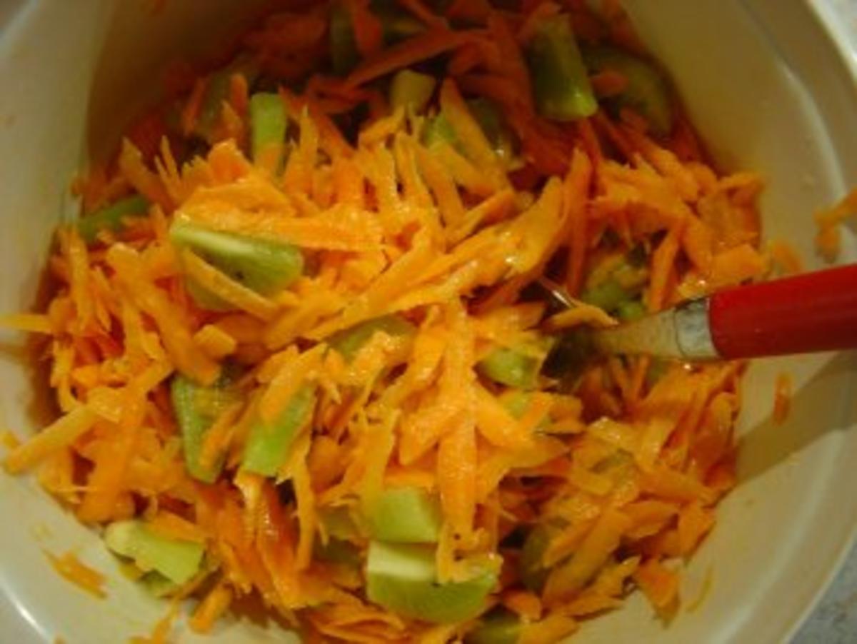 Möhren-Kiwi-Salat auf Zwieback mit Cavapcici - Rezept - Bild Nr. 5
