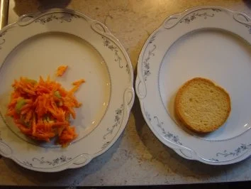 Rezept: Möhren-Kiwi-Salat auf Zwieback mit Cavapcici Bild Nr. 6 Möhren-Kiwi-Salat auf Zwieback mit Cavapcici - Rezept - Bild Nr. 6