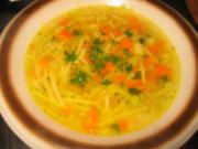 Suppe: Würziges Suppengrün-Nudelsüppchen - Rezept