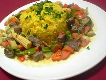 Würzige Kokos-Gemüsepfanne mit Rindfleisch an Sonnenreis - Rezept