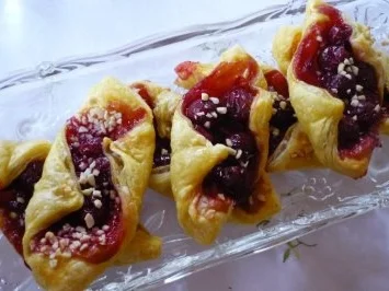 Rezept: Blätterteig-Kirsch-Teilchen Blätterteig-Kirsch-Teilchen - Rezept