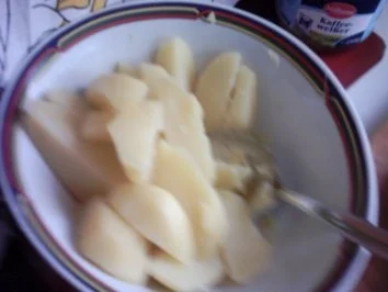 Verlorene Eier in Basilikum-Senf-Soße mit Salzkartoffeln - Rezept