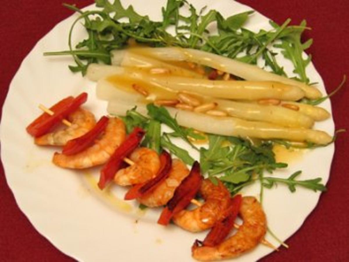 Shrimps mit Spargelspitzen auf Rucola und Pinienkernen mit Dänischer Soße - Rezept