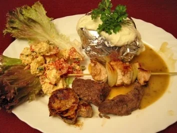 Rezept: Lamm, Rind, Schwein und Pute an Backkartoffeln mit Alpenschnee auf Lollo Rosso Bild Nr. 2 Lamm, Rind, Schwein und Pute an Backkartoffeln mit Alpenschnee auf Lollo Rosso - Rezept - Bild Nr. 2