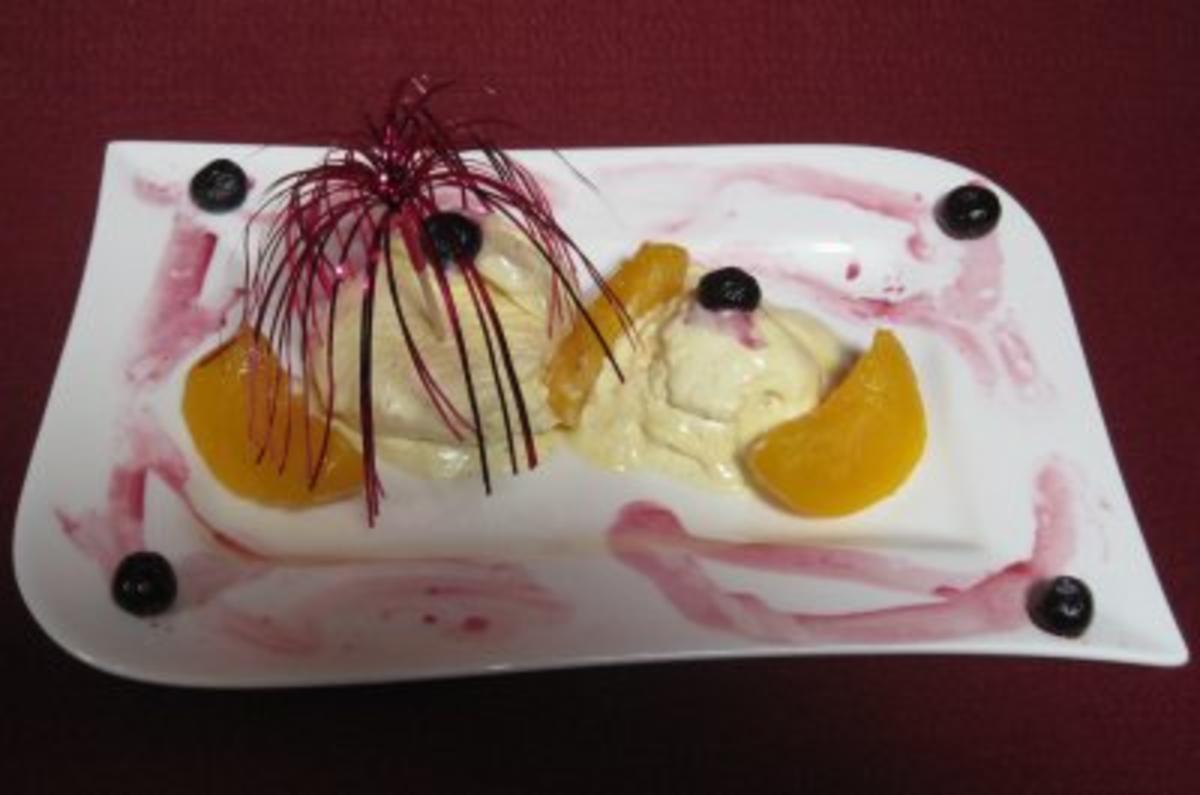 Vanilleeis mit beschwipster Pfirsich-Heidelbeer-Soße - Rezept - Bild Nr. 2