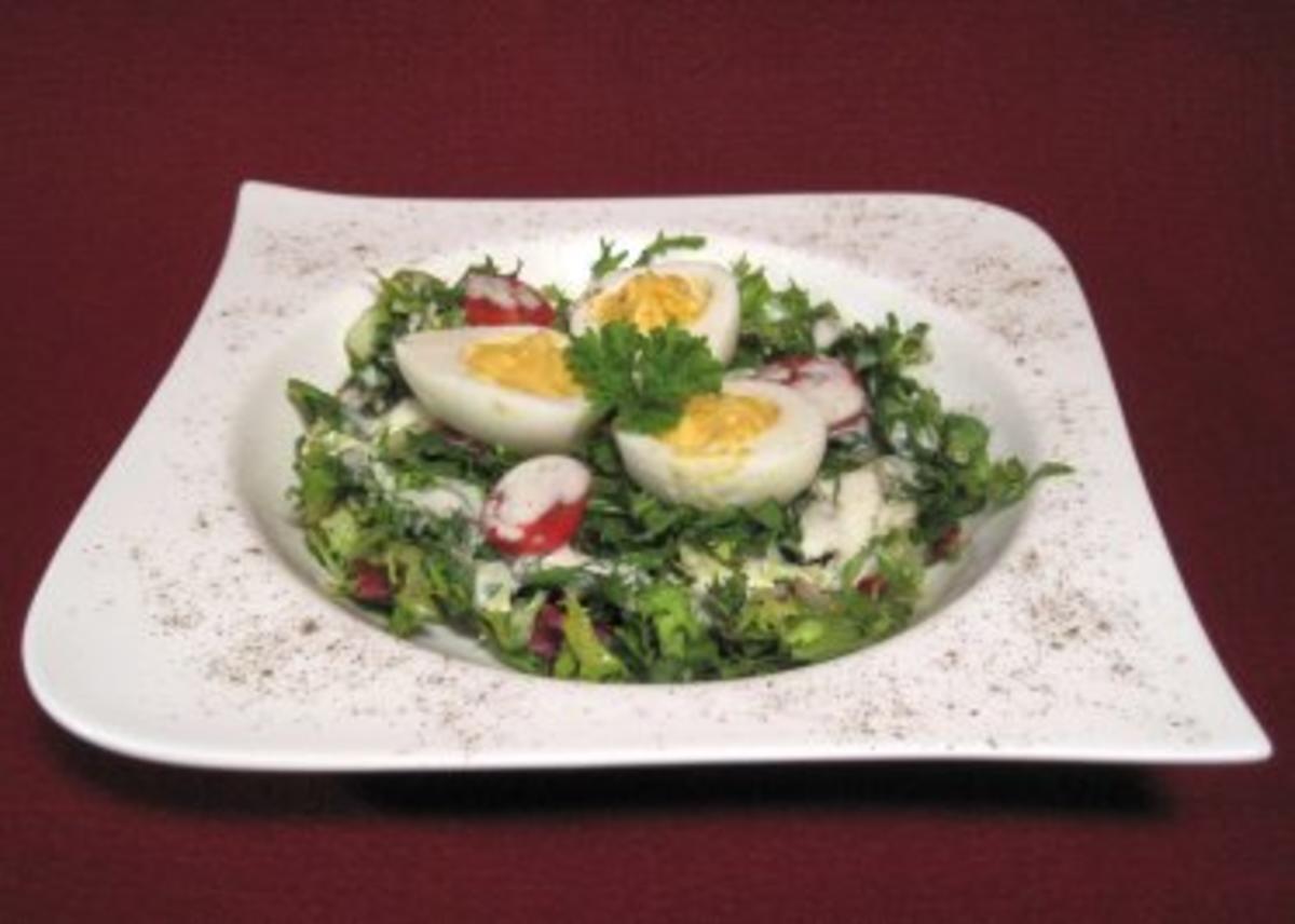 Pikant gefüllte Eier auf Salat - Rezept - Bild Nr. 2