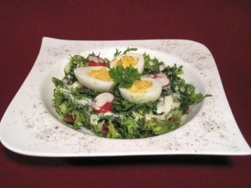 Pikant gefüllte Eier auf Salat - Rezept - Bild Nr. 2