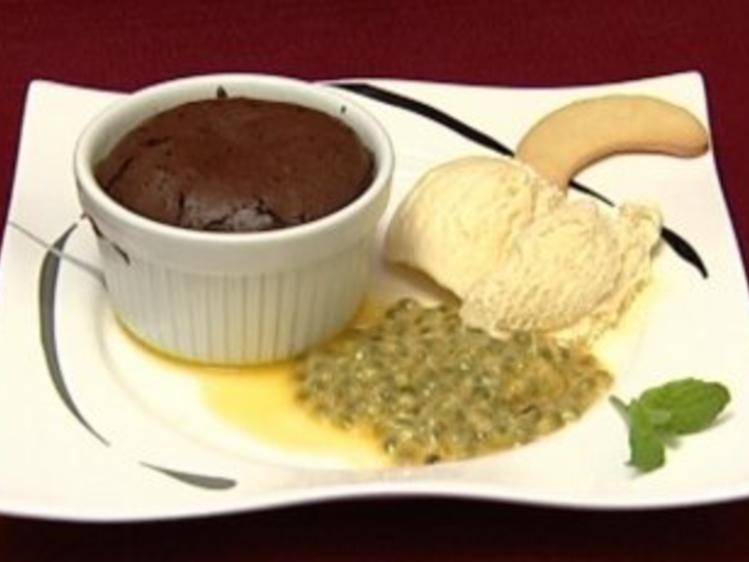 Schokosoufflé mit Passionsfrucht und Eis Antje Buschschulte - schnell ... Schokosoufflé mit Passionsfrucht und Eis Antje Buschschulte - schnell ...