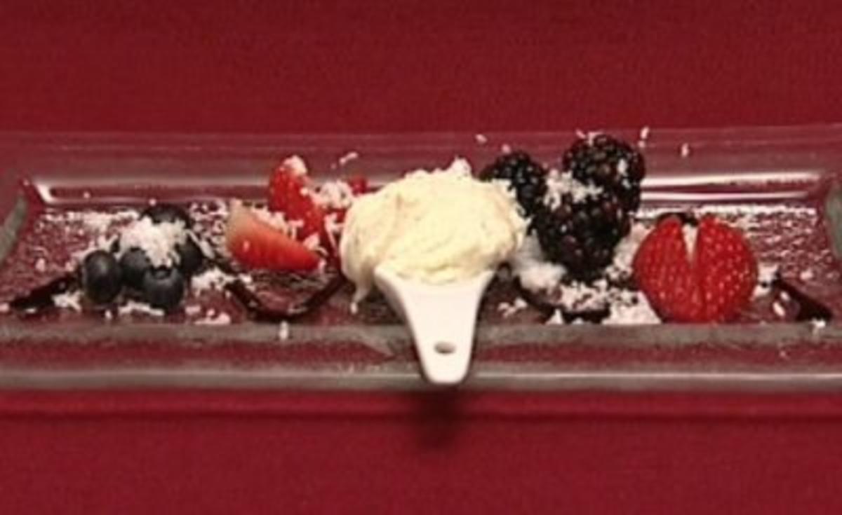 Vanille-Mascarpone-Créme mit Mousse von frischen Beeren an Crema di ...