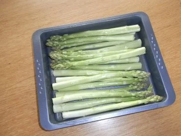 Spargel im Backofen mit Kräutern und Tomaten - Rezept