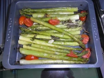 Spargel im Backofen mit Kräutern und Tomaten - Rezept - Bild Nr. 3