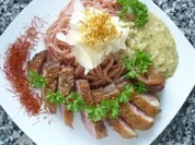 Krosse Entenbrust an Tagliatelle "Barolo" mit Zwiebel-Kräutersauce und Parmesanspänen - Rezept