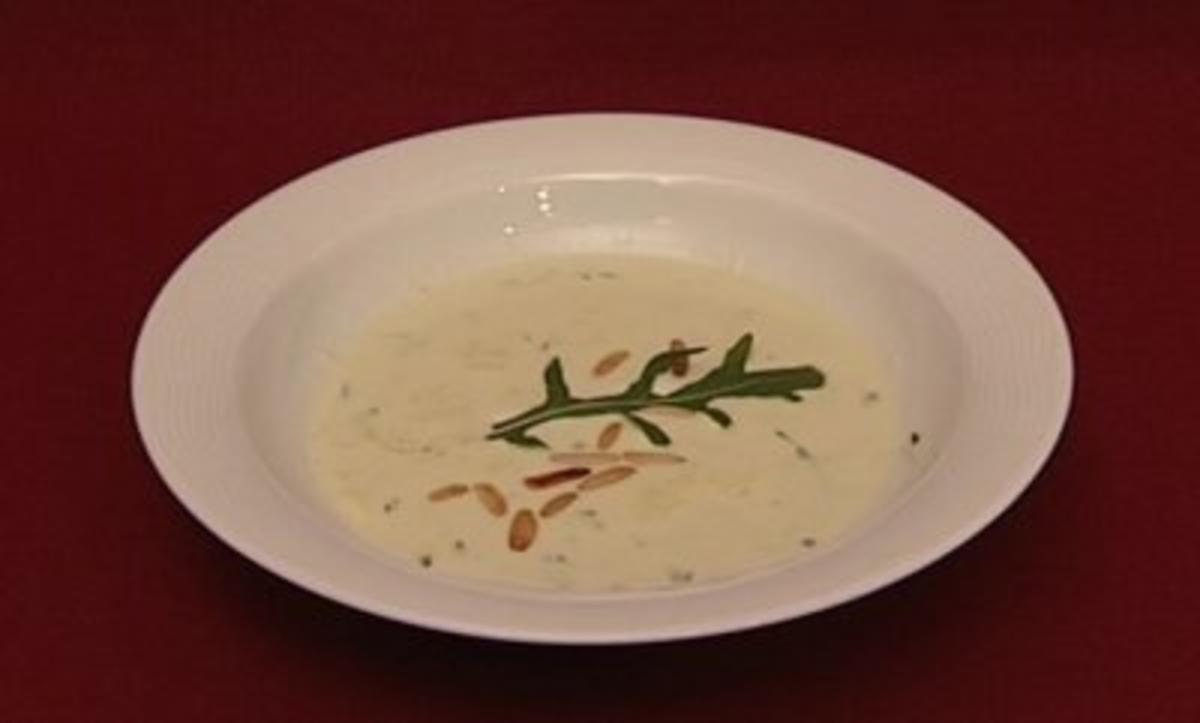 Rucola-Crème-Suppe mit gerösteten Pinienkernen (Raúl Richter) - Rezept