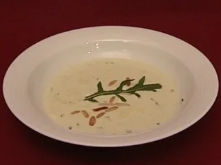 Rucola-Crème-Suppe mit gerösteten Pinienkernen (Raúl Richter) - Rezept