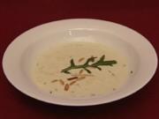 Rucola-Crème-Suppe mit gerösteten Pinienkernen (Raúl Richter) - Rezept