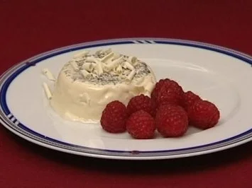 Rezept: Bittermandel-Panna Cotta an frischen Himbeeren (Saskia Valencia) Bittermandel-Panna Cotta an frischen Himbeeren (Saskia Valencia) - Rezept