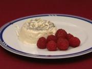 Bittermandel-Panna Cotta an frischen Himbeeren (Saskia Valencia) - Rezept