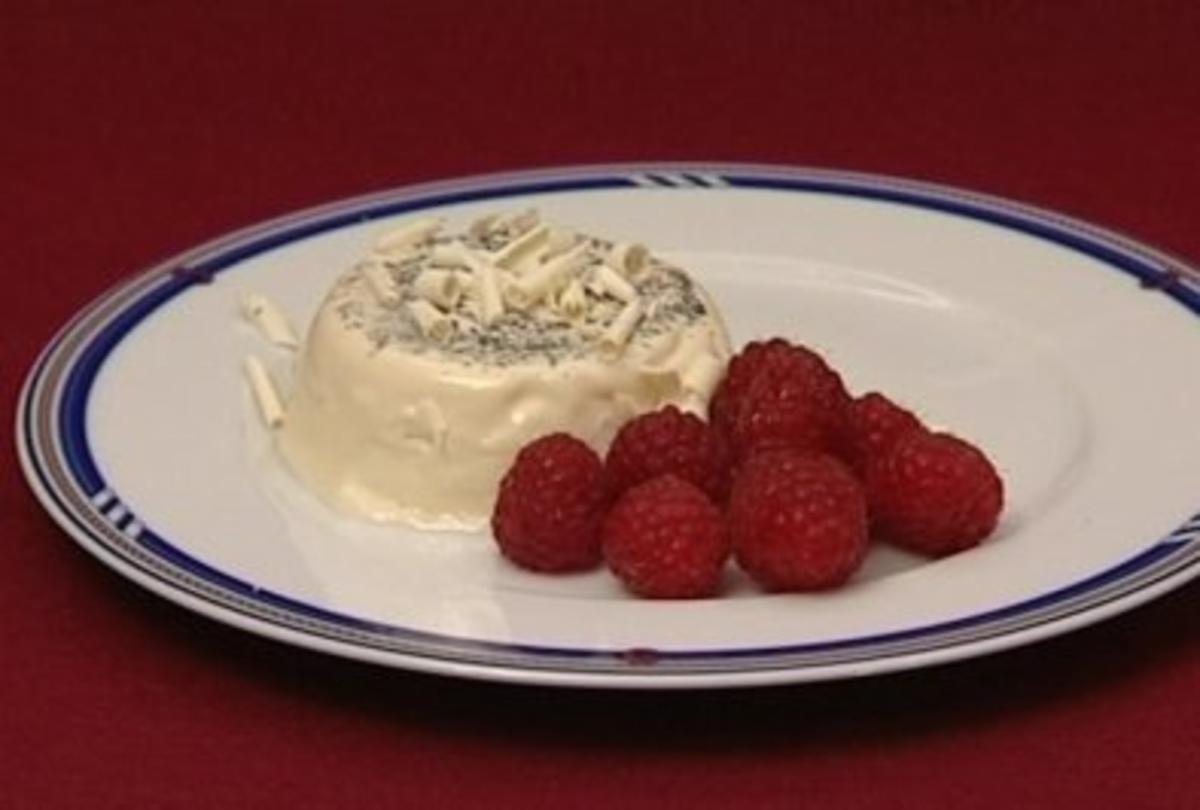 Bilder für Bittermandel-Panna Cotta an frischen Himbeeren (Saskia Valencia) - Rezept