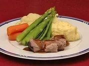 Frischlingsrücken an getrüffeltem Kartoffelpüree mit Frühlingsgemüse (Saskia Valencia) - Rezept