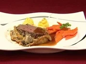 Rinderfilet Wellington mit Möhren, Herzoginkartoffeln und Madeirasoße (Antje Buschschulte) - Rezept