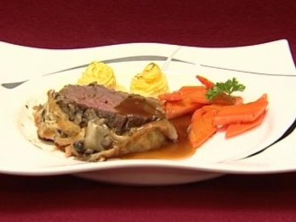 Rinderfilet Wellington mit Möhren, Herzoginkartoffeln und Madeirasoße ...