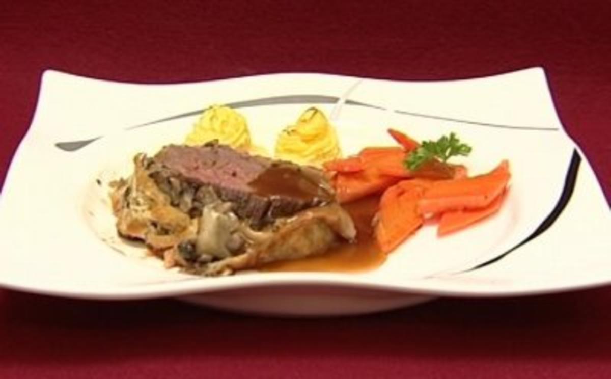 Rinderfilet Wellington mit Möhren, Herzoginkartoffeln und Madeirasoße
(Antje Buschschulte) - Rezept By Das perfekte Promi Dinner