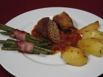 Rezept: Spanische Roulade mit Tomatensoße, Bohnen und Thymiankartoffeln Bild Nr. 2 Spanische Roulade mit Tomatensoße, Bohnen und Thymiankartoffeln - Rezept - Bild Nr. 2