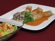 Gefüllte Lachsbratenröllchen in Rudis Soße mit Schuss, Wildreis und Salat - Rezept - Bild Nr. 2