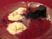 Mississippi Mud Cake mit Früchten und Vanilleeis. - Rezept - Bild Nr. 2