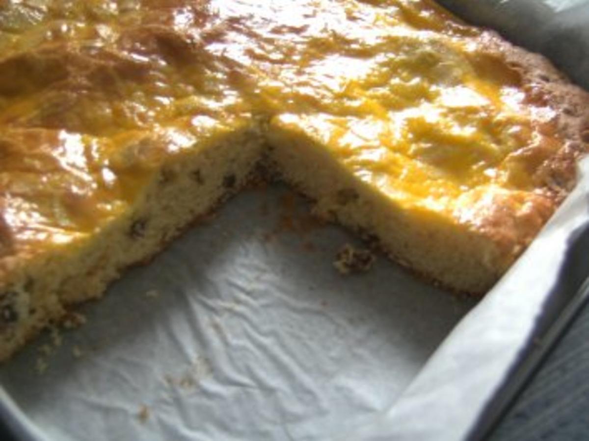 Rosinen-Butterkuchen mit einer Schmanddecke - Rezept - kochbar.de