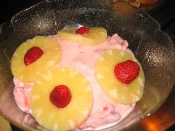 Rezept: Dessert: Erdbeeren-Ananas-Eierlikör...Quark Dessert: Erdbeeren-Ananas-Eierlikör...Quark - Rezept