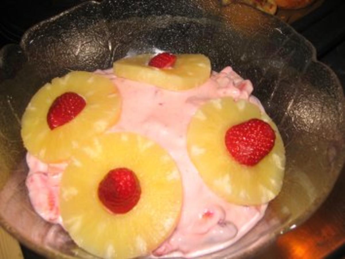 Bilder für Dessert: Erdbeeren-Ananas-Eierlikör...Quark - Rezept