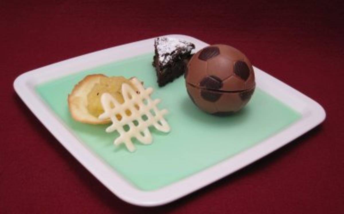 Dessertvariationen auf grünem Götterspeisespiegel und Schokoladenapfelkuchen - Rezept