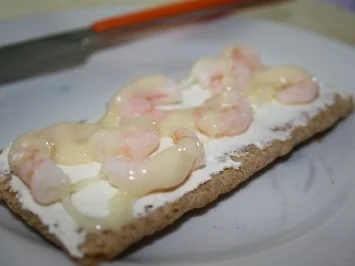 Eismeergarnelen mit Honig zugedeckt auf Frischkäseknusperbett - Rezept