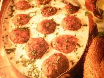 Lammhackbällchen in Joghurtsauce - Rezept