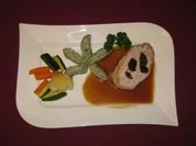 Schweinekotelett im Speck-Mantel mit getrockneten Pflaumen, Klößen u. Gemüse - Rezept - Bild Nr. 2