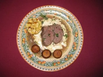 Rezept: Hirschkalbsrücken auf Rahmkohlrabi mit Champignons und Brezenauflauf Bild Nr. 2 Hirschkalbsrücken auf Rahmkohlrabi mit Champignons und Brezenauflauf - Rezept - Bild Nr. 2