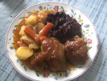 Eisbein geschmort mit Salzkartoffeln und Rotkohl     bei dem Sch....  Wetter passt das. - Rezept