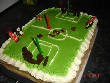 Rezept: Kindergeburtstagstorte Fußball-Stadion Bild Nr. 2 Kindergeburtstagstorte Fußball-Stadion - Rezept - Bild Nr. 2