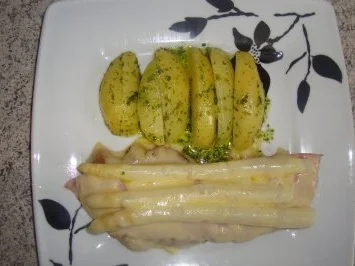 Rezept: Fleischgerichte: Wiener Schnitzel mit Schinken, Spargel und Käse überbacken Fleischgerichte: Wiener Schnitzel mit Schinken, Spargel und Käse überbacken - Rezept